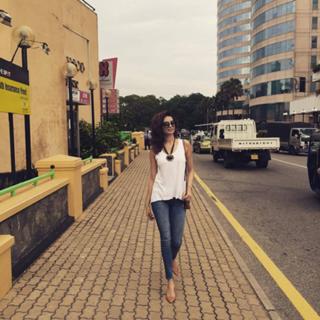 Karishma Tanna feet photo thumbnail