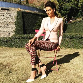 Karishma Tanna feet photo thumbnail