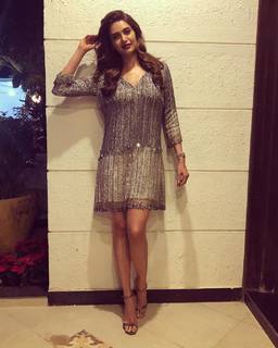 Karishma Tanna feet photo thumbnail