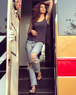 Karishma Tanna feet photo thumbnail