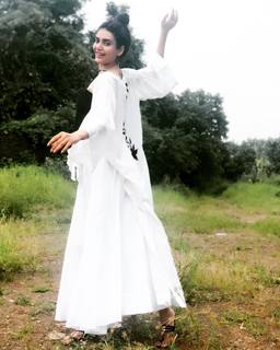 Karishma Tanna feet photo thumbnail