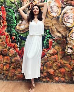 Karishma Tanna feet photo thumbnail