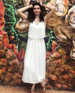 Karishma Tanna feet photo thumbnail