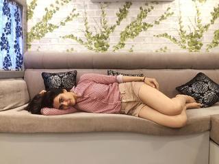 Karishma Tanna feet photo thumbnail