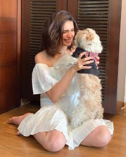 Karishma Tanna feet photo thumbnail