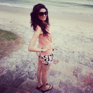 Karishma Tanna feet photo thumbnail