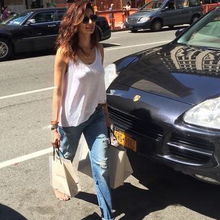 Karishma Tanna feet photo thumbnail