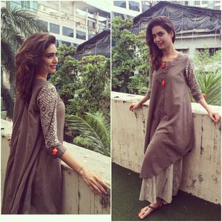 Karishma Tanna feet photo thumbnail