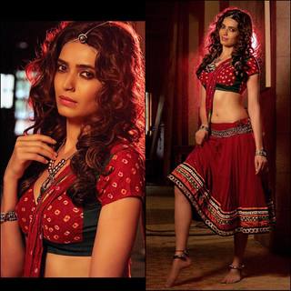 Karishma Tanna feet photo thumbnail