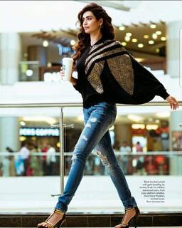 Karishma Tanna feet photo thumbnail