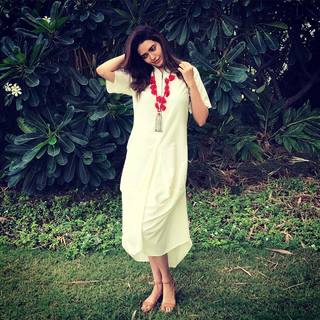 Karishma Tanna feet photo thumbnail