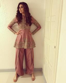 Karishma Tanna feet photo thumbnail