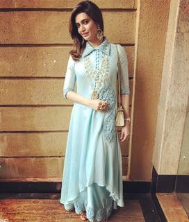 Karishma Tanna feet photo thumbnail