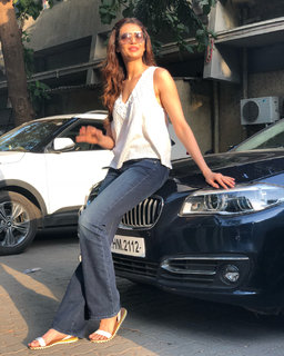 Karishma Tanna feet photo thumbnail