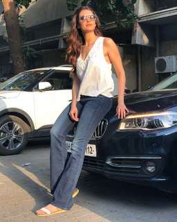 Karishma Tanna feet photo thumbnail