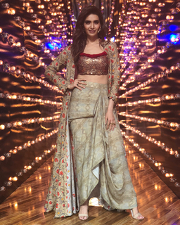 Karishma Tanna feet photo thumbnail