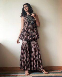 Karishma Tanna feet photo thumbnail