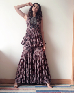 Karishma Tanna feet photo thumbnail