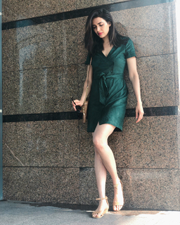 Karishma Tanna feet photo thumbnail