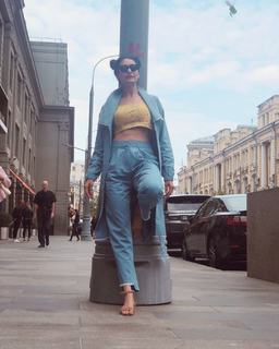 Karishma Tanna feet photo thumbnail