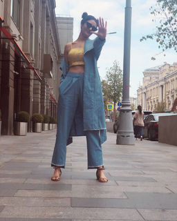 Karishma Tanna feet photo thumbnail