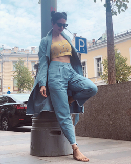 Karishma Tanna feet photo thumbnail