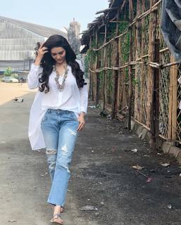 Karishma Tanna feet photo thumbnail