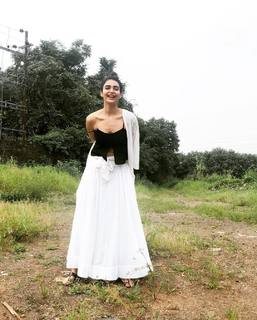 Karishma Tanna feet photo thumbnail