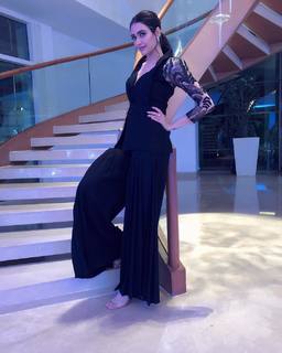 Karishma Tanna feet photo thumbnail