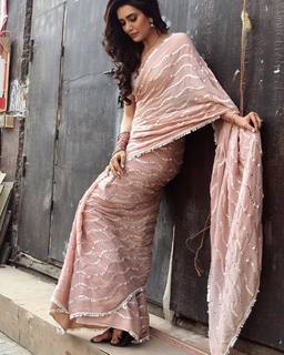 Karishma Tanna feet photo thumbnail