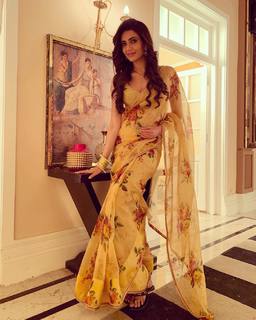 Karishma Tanna feet photo thumbnail