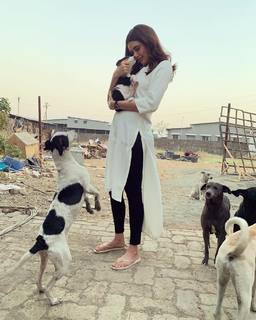 Karishma Tanna feet photo thumbnail