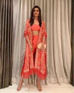 Karishma Tanna feet photo thumbnail