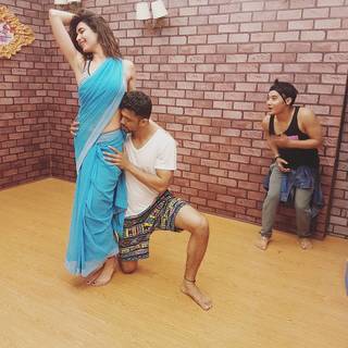 Karishma Tanna feet photo thumbnail