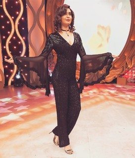 Karishma Tanna feet photo thumbnail