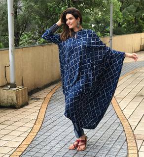 Karishma Tanna feet photo thumbnail