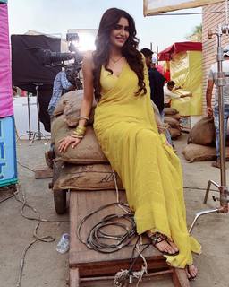 Karishma Tanna feet photo thumbnail