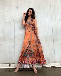 Karishma Tanna feet photo thumbnail
