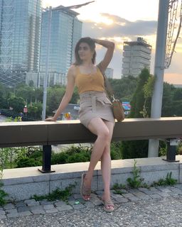 Karishma Tanna feet photo thumbnail