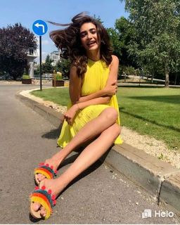 Karishma Tanna feet photo thumbnail