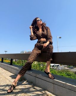 Karishma Tanna feet photo thumbnail