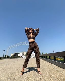 Karishma Tanna feet photo thumbnail