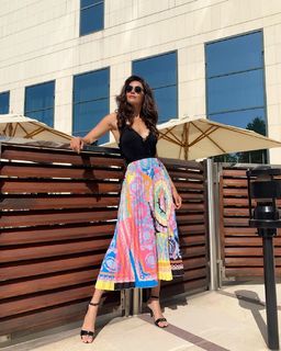 Karishma Tanna feet photo thumbnail