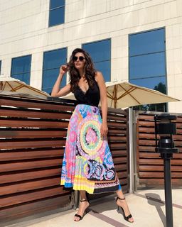 Karishma Tanna feet photo thumbnail