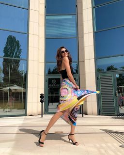 Karishma Tanna feet photo thumbnail