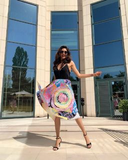 Karishma Tanna feet photo thumbnail
