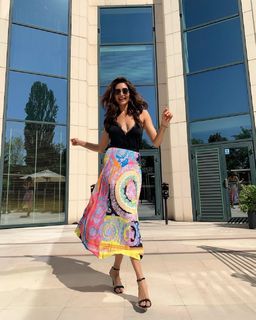 Karishma Tanna feet photo thumbnail