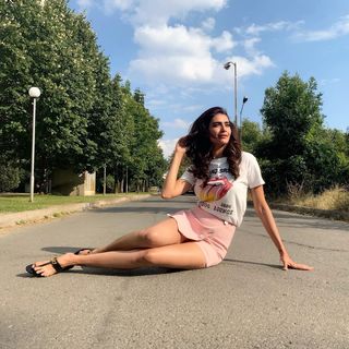 Karishma Tanna feet photo thumbnail