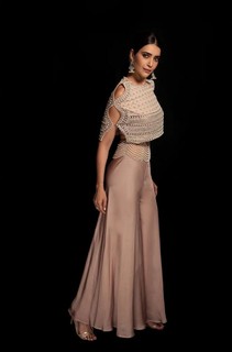 Karishma Tanna feet photo thumbnail