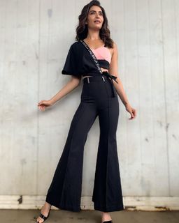 Karishma Tanna feet photo thumbnail